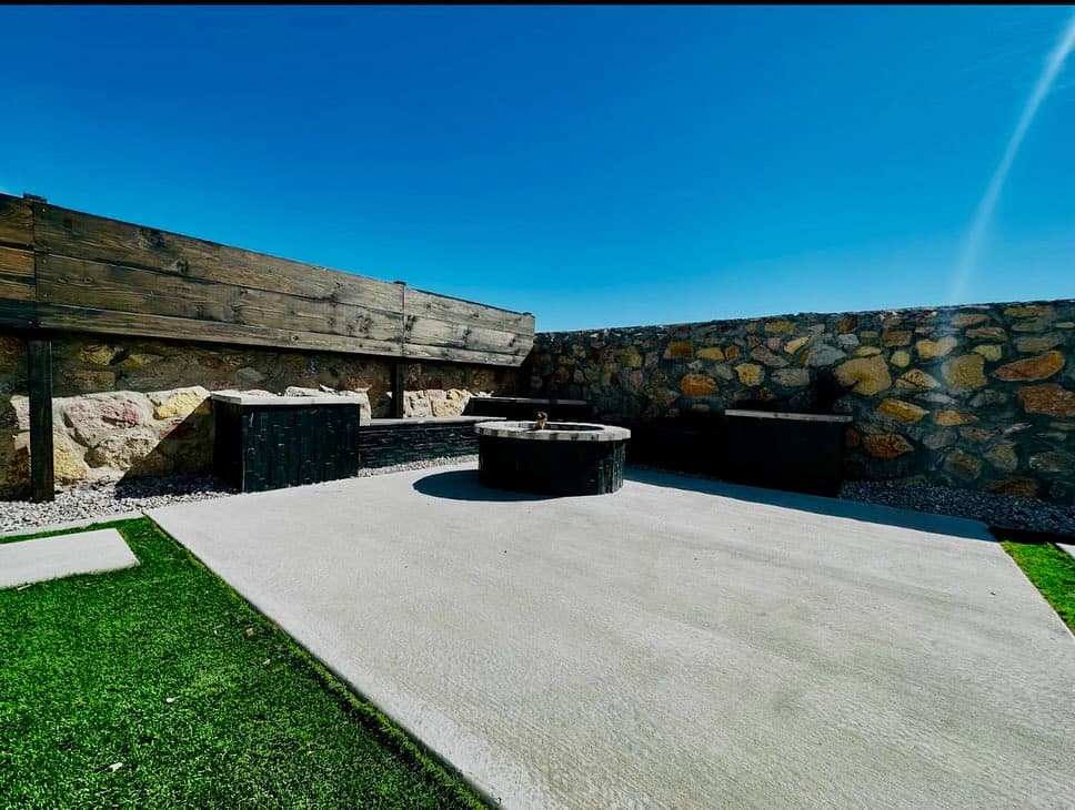  Modern Fire Pit Retreat
